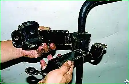 Снятие стабилизатора поперечной устойчивости и замена его втулок автомобиля Соболь