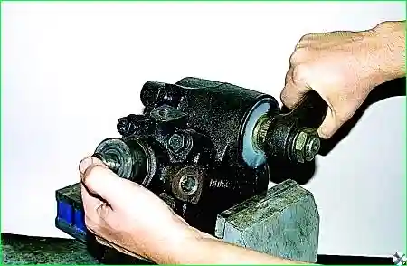 Регулировка рулевого механизма с гидроусилителем автомобиля Соболь