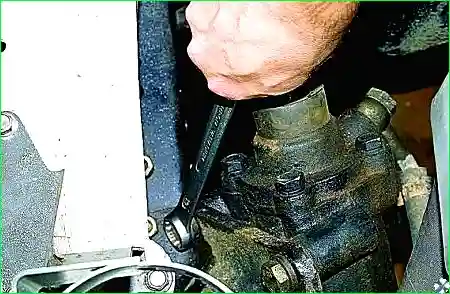 Снятие и регулировка рулевого механизма с гидроусилителем автомобиля Соболь