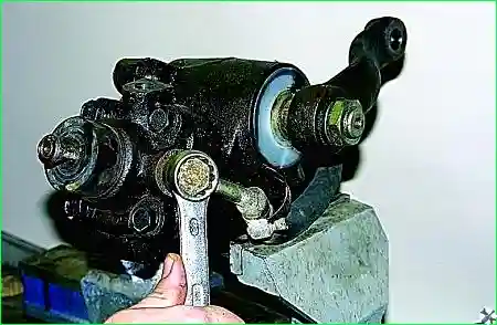 Снятие и регулировка рулевого механизма с гидроусилителем автомобиля Соболь