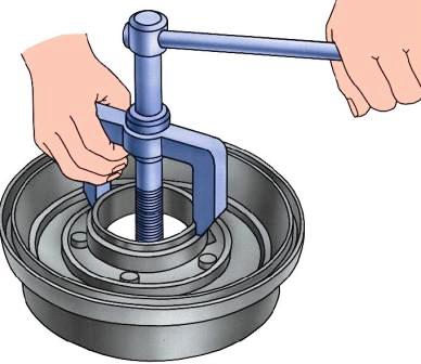 Pressing out the outer ring of the outer wheel bearing