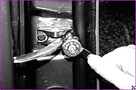 Болты крепления вилки ограничителя