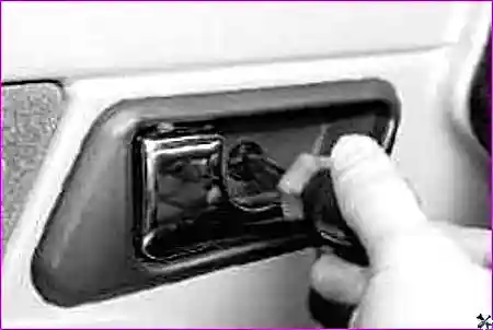 Винт крепления облицовки ручки