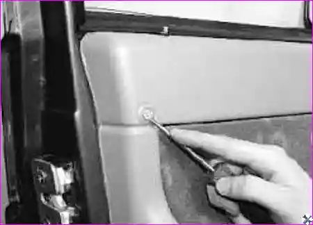 Винт крепления обивки