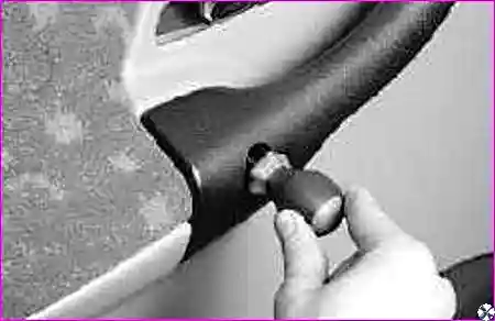 Винты крепления ручки