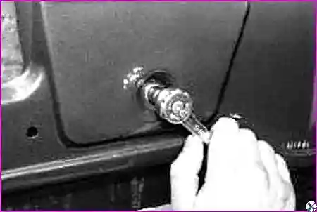 Нижняя гайка крепления