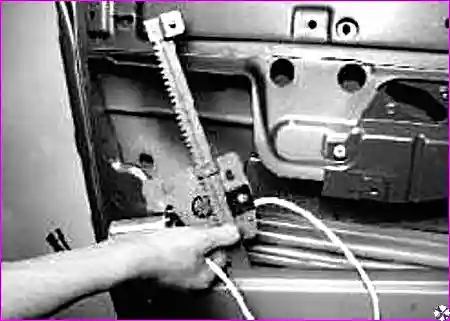 Извлечение стеклоподъемника