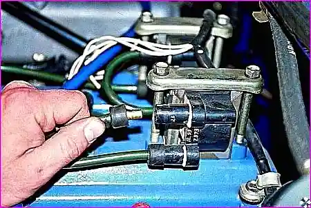 Колодки проводов первичной цепи Разъемы первичной обмотки катушки зажигания после отсоединения