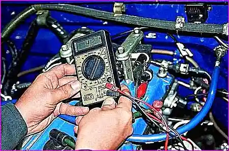 Измерение сопротивления вторичной обмотки Подключение омметра к высоковольтным выводам катушки