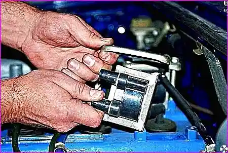 Демонтаж катушки с крышки головки блока Снятие катушки зажигания после отворачивания болтов крепления