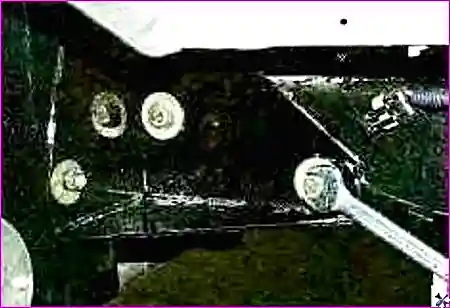 Подготовка к отсоединению колодок проводов противотуманных фонарей