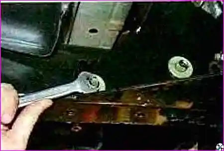 Откручивание двух болтов крепления бампера с левой стороны рамы