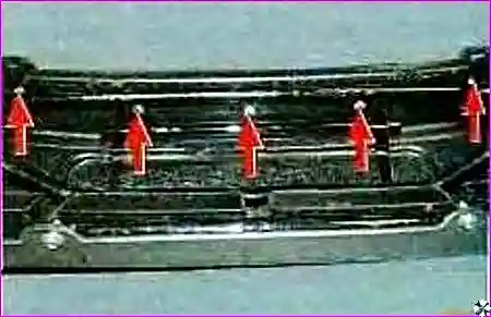 Откручивание болтов крепления бампера с правой стороны рамы