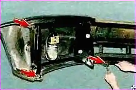 Отворачивание пяти гаек крепления накладки подножки переднего бампера