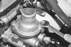 Снятие и установка термостата двигателя ЗМЗ-409
