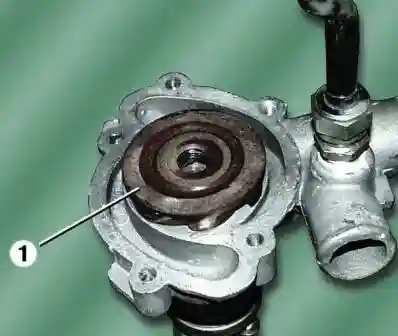 Снятие крыльчатки водяного насоса с помощью съемника