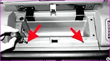 Выворачивание двух верхних винтов крепления нижнего вещевого ящика