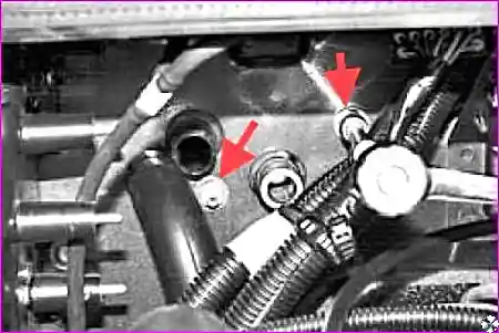 Ослабление хомутов и отсоединение шлангов от крана отопителя в салоне