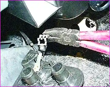 Отворачивание гаек крепления крана отопителя