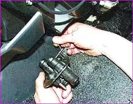 Снятие скобы и выведение троса из зацепления с рычагом крана