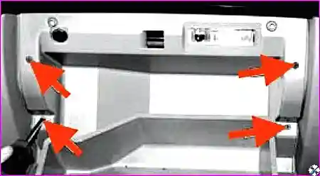 Выворачивание четырёх винтов крепления нижнего вещевого ящика