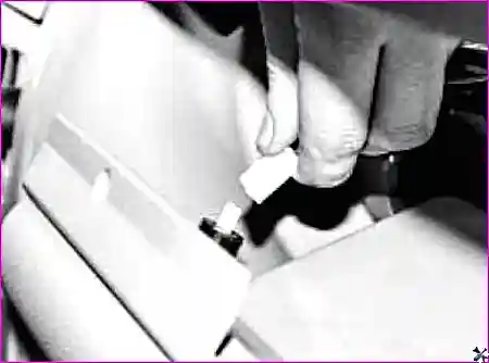 Отсоединение клеммы жгута проводов от фонаря освещения ящика