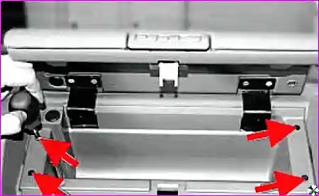 Выворачивание четырёх винтов крепления верхнего вещевого ящика