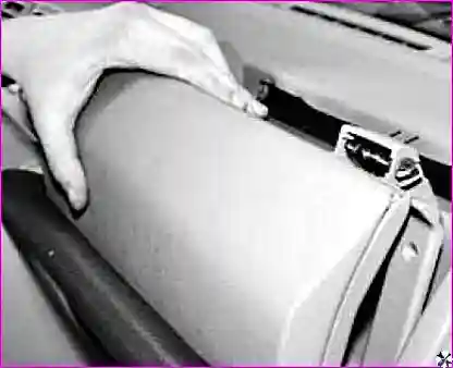 Извлечение верхнего вещевого ящика из панели