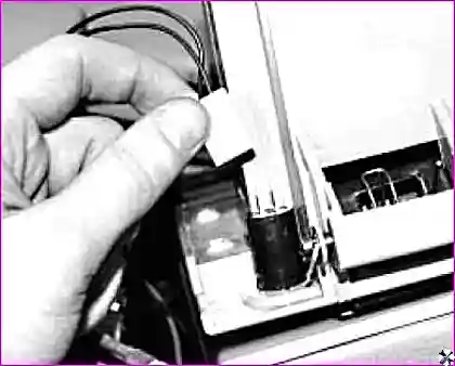 Отсоединение клеммы от плафона освещения верхнего вещевого ящика