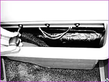 Выворачивание трёх винтов крепления дополнительной полки