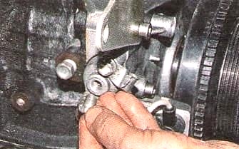Removing and installing hydraulic chain tensioners