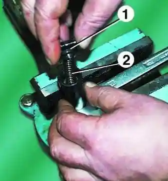 Гидронатяжитель цепи привода распределительных валов двигателя ЗМЗ