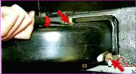 Выворачивание винтов крепления к воздухозаборнику отопителя