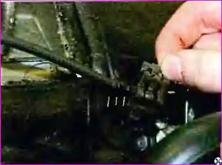 Шланги, отсоединённые от радиатора отопителя