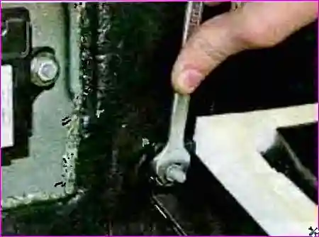 Трос, выведенный из зацепления с рычагом крана