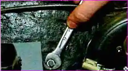 Левая гайка крепления отопителя к передней панели