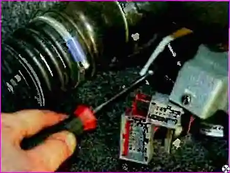 Правая гайка крепления отопителя