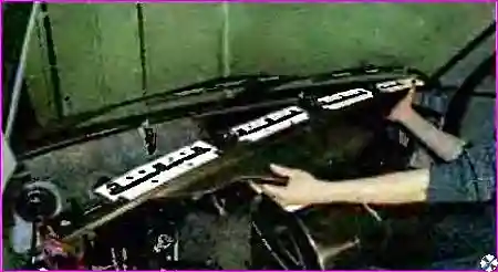 Второй болт крепления воздуховода обдува ветрового стекла