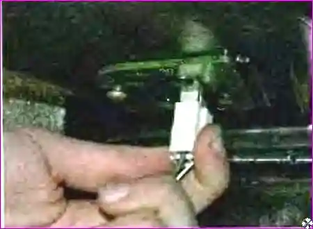 Снятый воздуховод обдува ветрового стекла