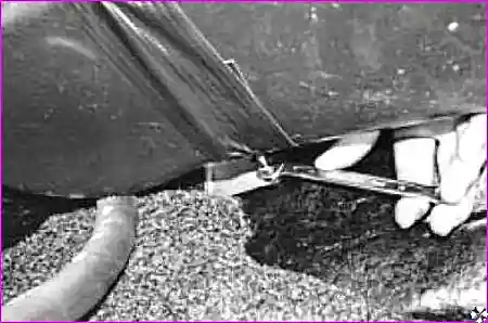 Отворачивание гайки крепления кронштейна воздуховода к передней панели