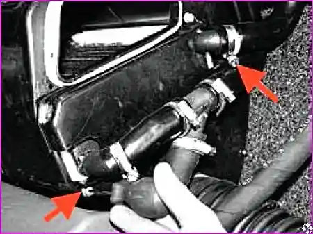 Выворачивание винтов крепления накладки радиатора отопителя