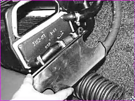 Снятая накладка радиатора отопителя