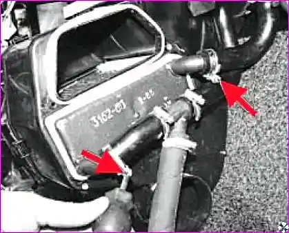 Ослабление хомутов крепления шлангов радиатора отопителя