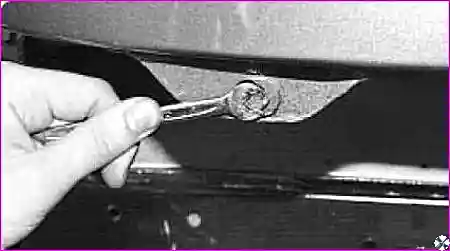 Болт под крылом