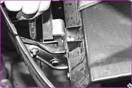 Болты крепления спереди