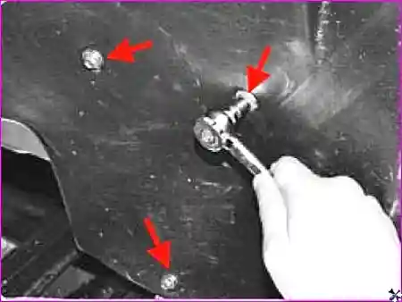 Нижние болты подкрылка