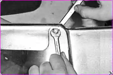 Болты верхнего крепления накладки