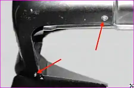 Болты нижнего крепления накладки