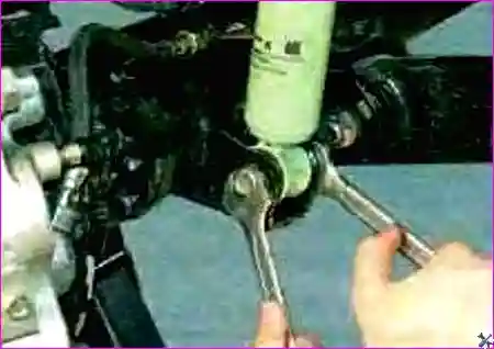 Разгрузка подвески Подготовка автомобиля к замене амортизатора: поддомкрачивание передней части