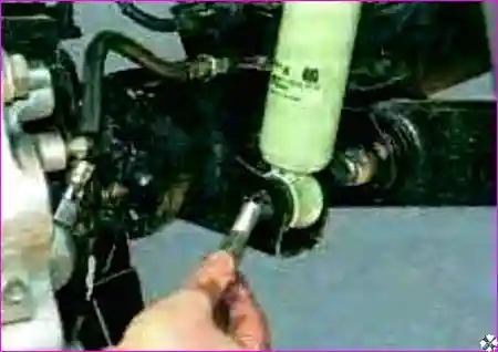 Нижнее крепление амортизатора Расположение болта нижнего крепления амортизатора